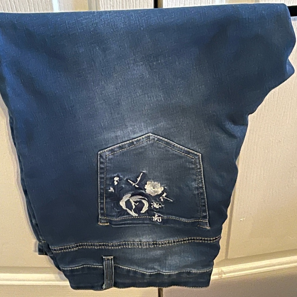 New York & Co. Crop Jeans w/flower design on leg, front pocket and rear pocket.